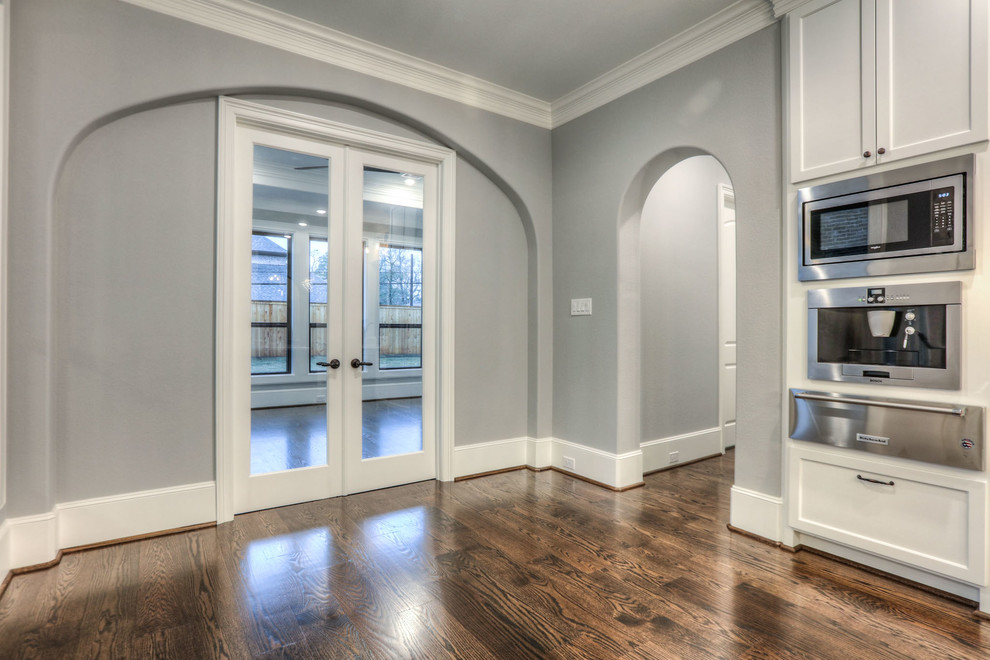 Example of a transitional kitchen design in Houston