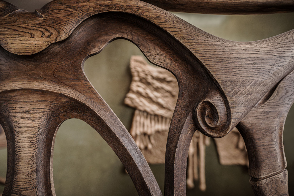 Diseño de escalera curva bohemia extra grande con escalones de madera pintada, contrahuellas de madera pintada y barandilla de madera