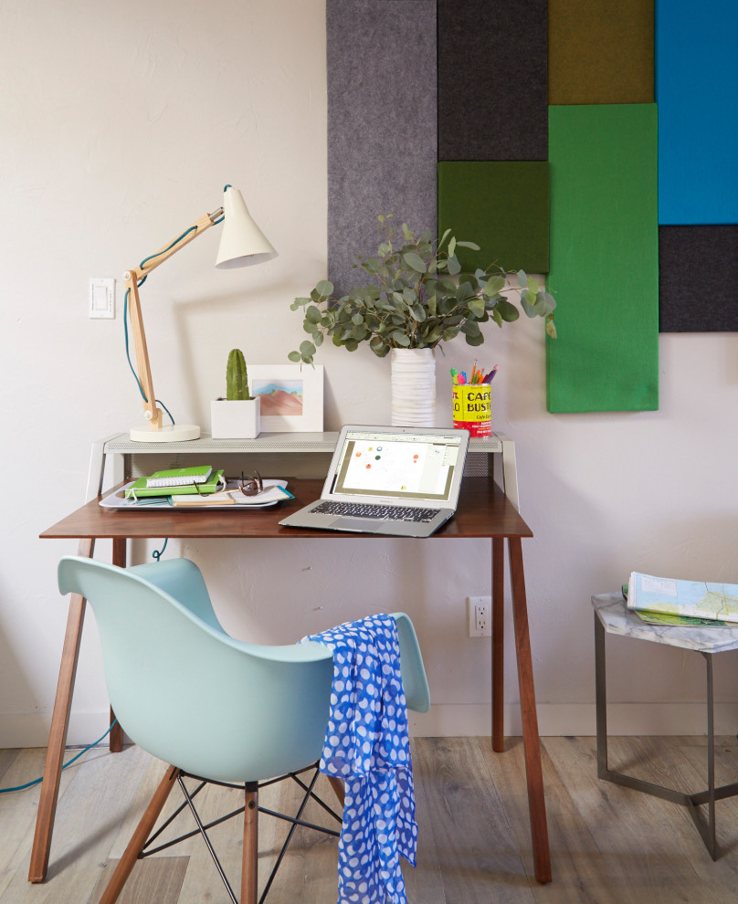 Ejemplo de despacho vintage pequeño con paredes grises, suelo de madera pintada, escritorio independiente y suelo gris