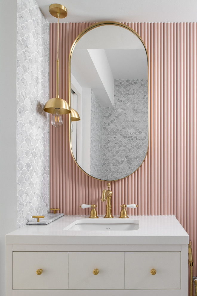 На фото: ванная комната в скандинавском стиле с плоскими фасадами, белыми фасадами, серой плиткой, мраморной плиткой, розовыми стенами, врезной раковиной, белой столешницей, тумбой под одну раковину и встроенной тумбой с