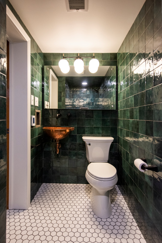 Cette photo montre une petite salle d'eau tendance avec un carrelage vert, un lavabo suspendu, un sol blanc, des toilettes cachées, WC à poser, des carreaux de céramique, un mur vert, un sol en carrelage de céramique et meuble simple vasque.