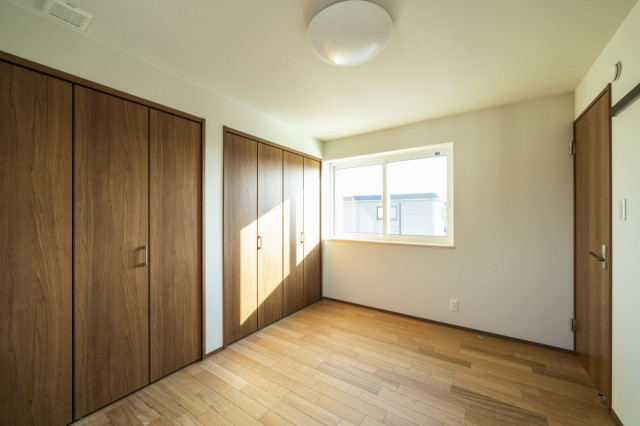桧と不織布の自然素材の健康住宅 asiatisch-schlafzimmer
