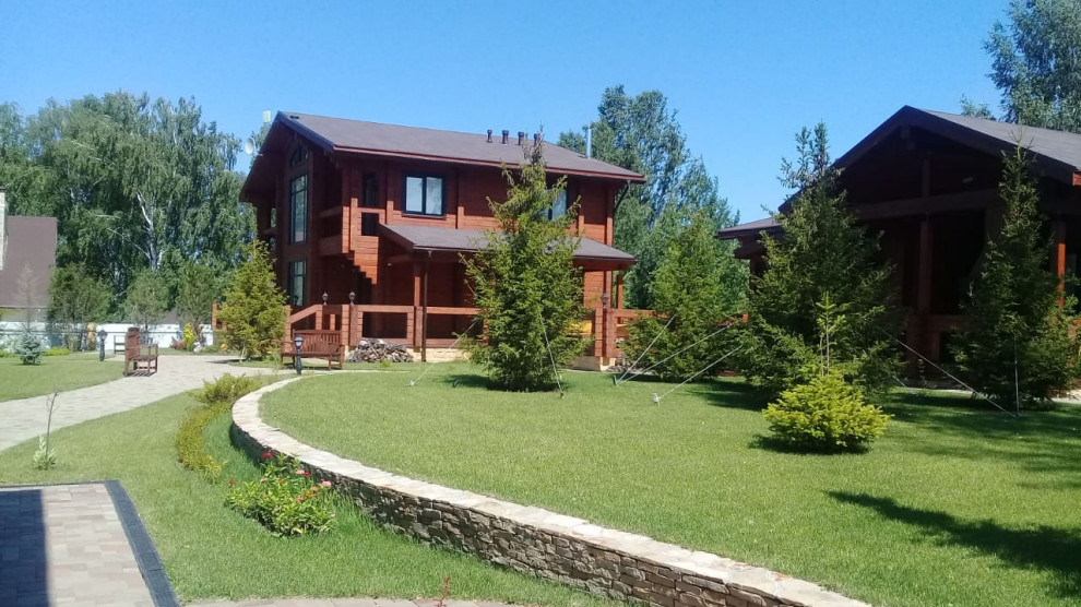 Сад с водоемом.