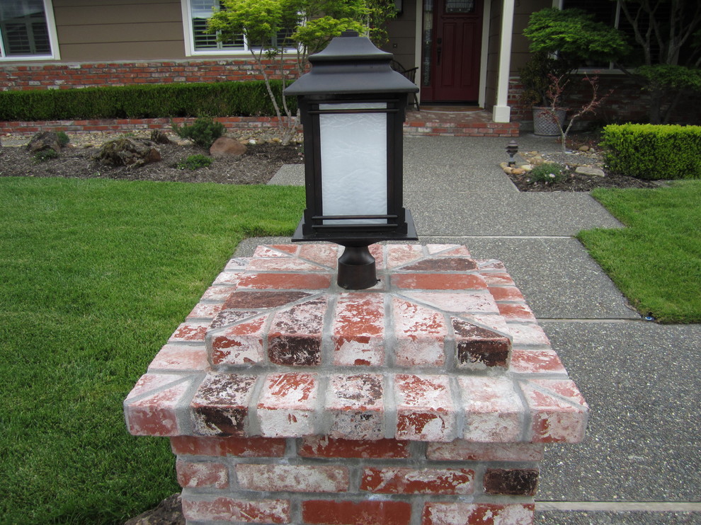 Inspiration for a traditional front yard garden in San Francisco with brick pavers.