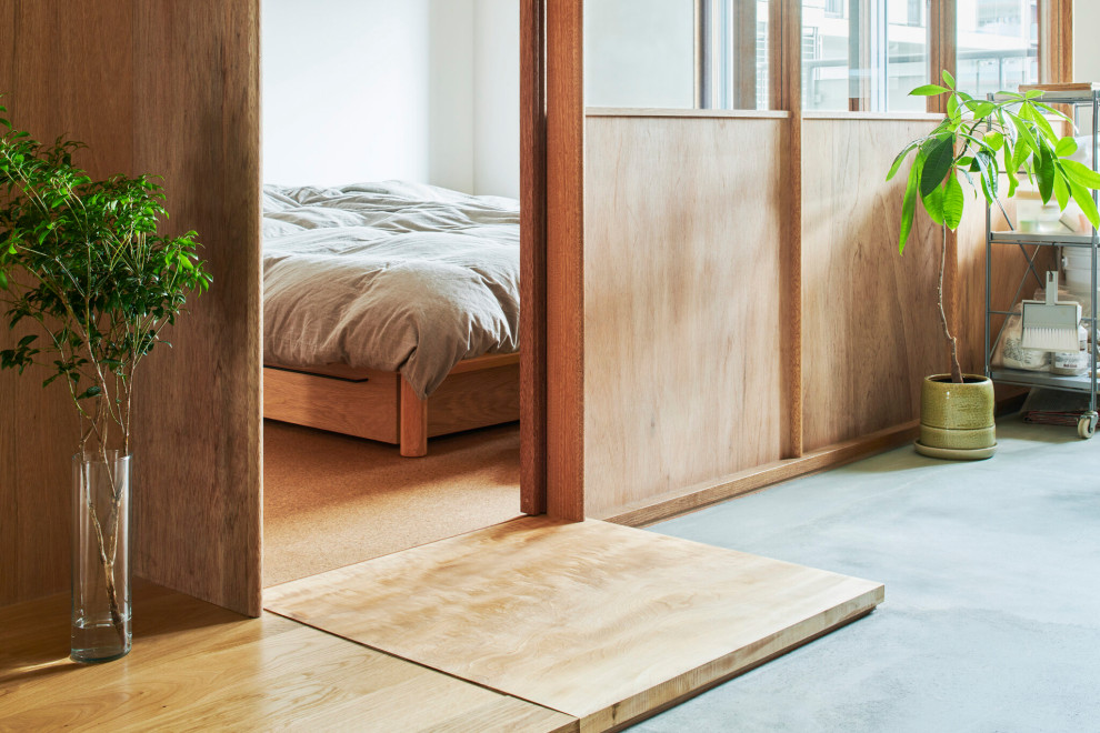 Kleines Rustikales Schlafzimmer ohne Kamin mit weißer Wandfarbe, hellem Holzboden, braunem Boden, Tapetendecke und Tapetenwänden in Osaka