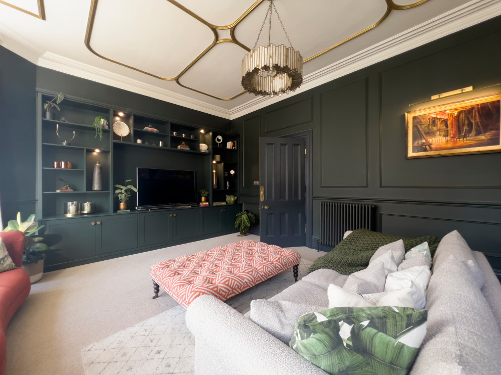 Exemple d'un grand salon chic avec une salle de réception, un mur vert, moquette, un poêle à bois, un manteau de cheminée en métal, un téléviseur encastré et du lambris.