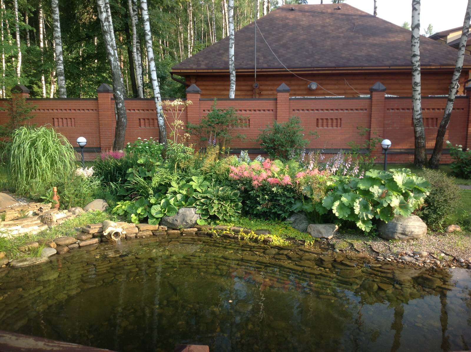 Сад с водоемом и террасой