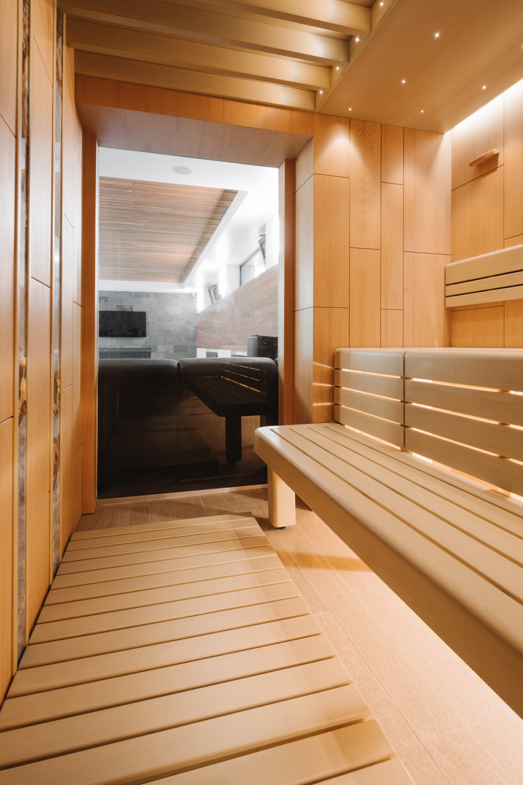 Освещение - звездное небо, точечная подсветка балок, светильники под полками.