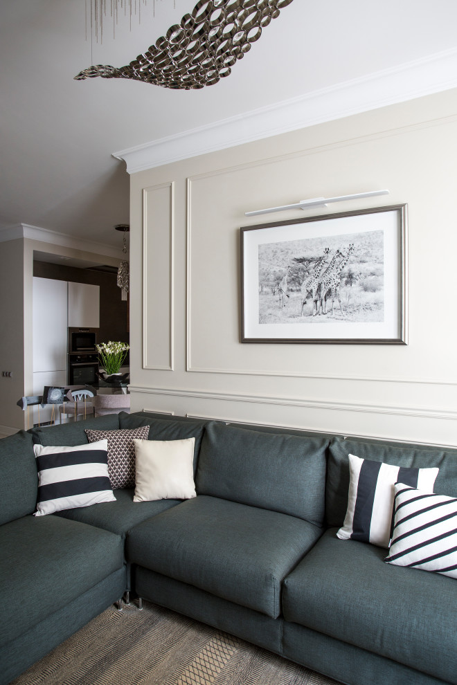 На фото: серо-белая гостиная комната среднего размера в стиле неоклассика (современная классика) с серыми стенами, светлым паркетным полом, телевизором на стене, зоной отдыха и эркером с