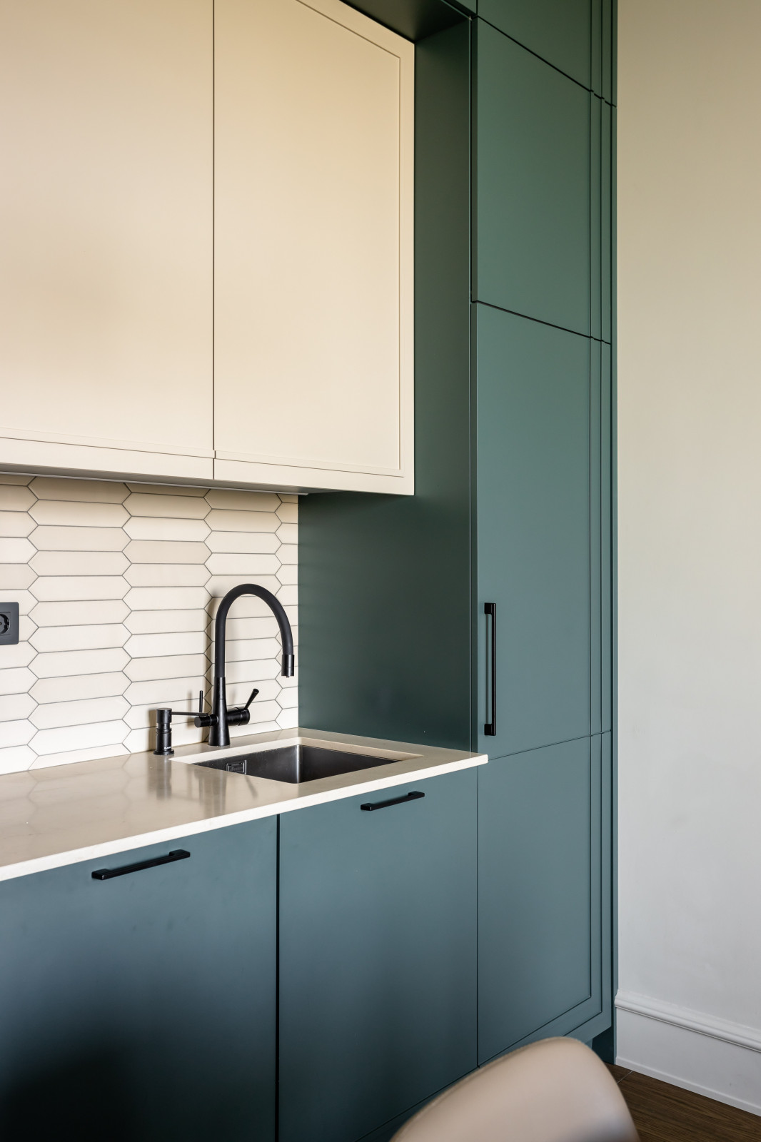 Минимализм и элегантность: кухня в одну стену