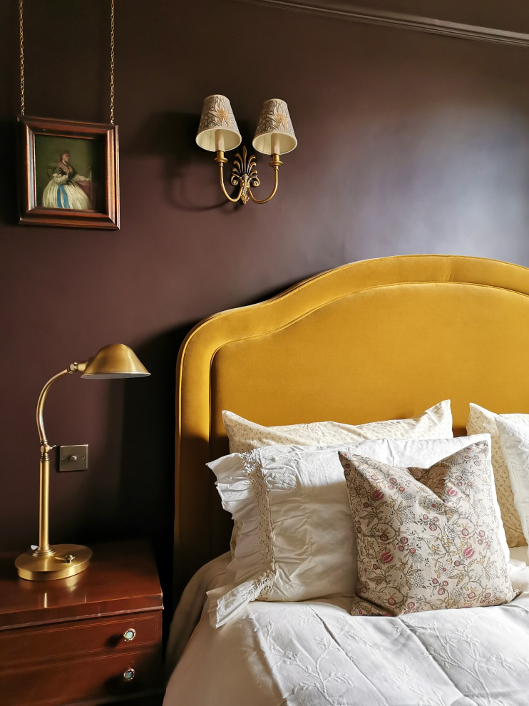 Exemple d'une grande chambre parentale chic avec un mur violet, un sol en bois brun, un poêle à bois, un manteau de cheminée en pierre, un sol beige et un plafond en papier peint.