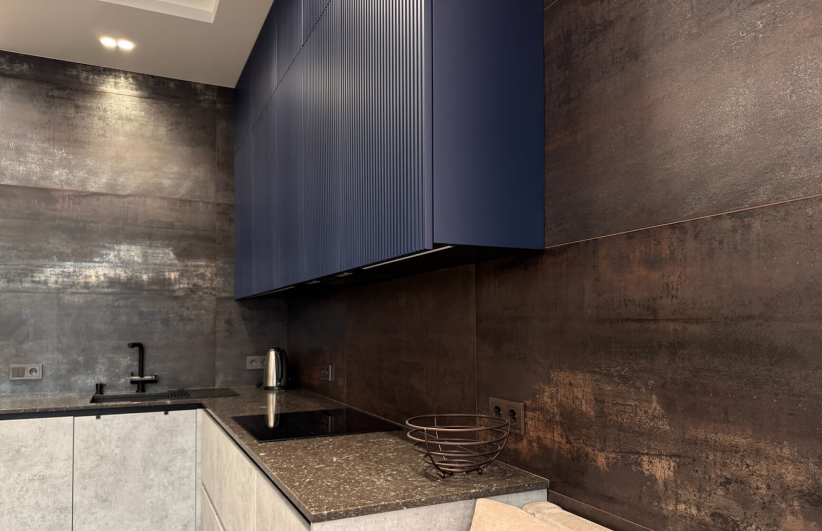 Современная угловая кухня лаконичный графит