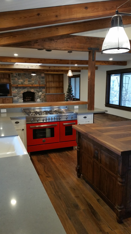 Design ideas for a mid-sized country kitchen in Phoenix.