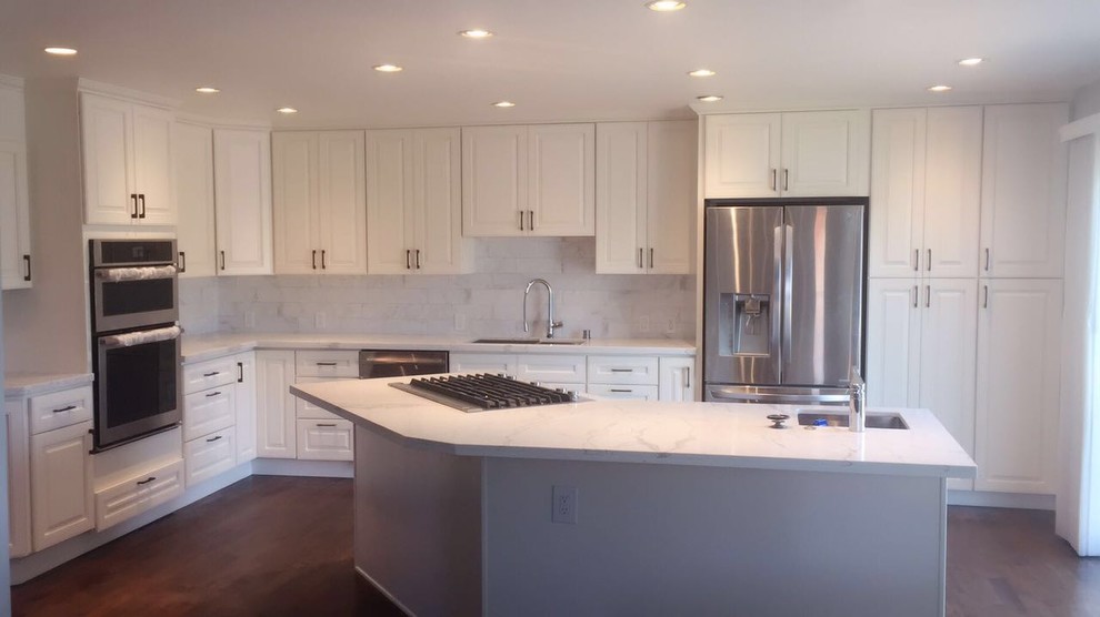 Kitchen - transitional kitchen idea in Sacramento