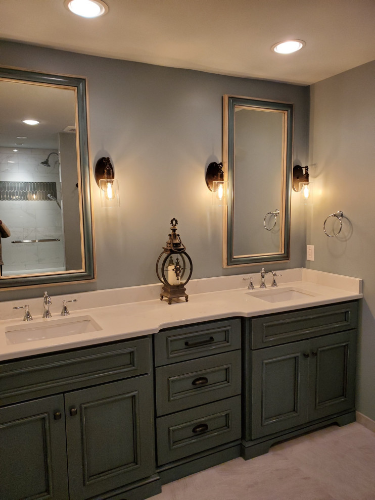 Klassisches Badezimmer mit flächenbündigen Schrankfronten, Wandtoilette mit Spülkasten, grauer Wandfarbe, Unterbauwaschbecken, Falttür-Duschabtrennung, Doppelwaschbecken und eingebautem Waschtisch in Kansas City