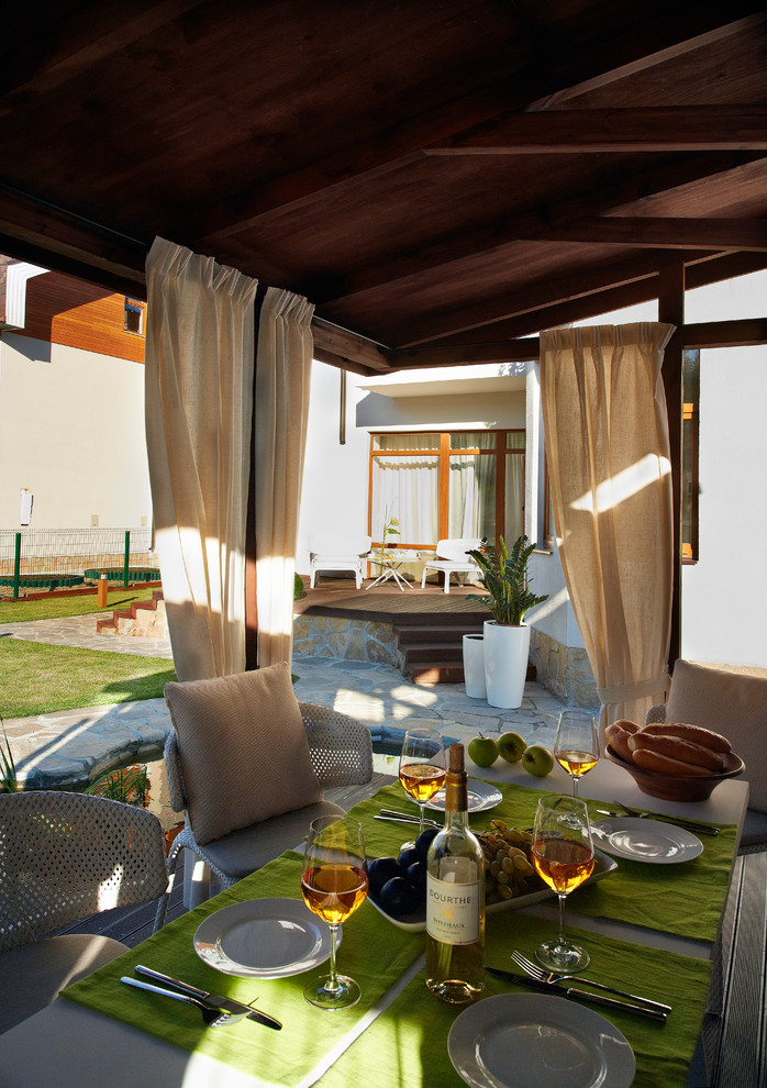 Беседка над прудом