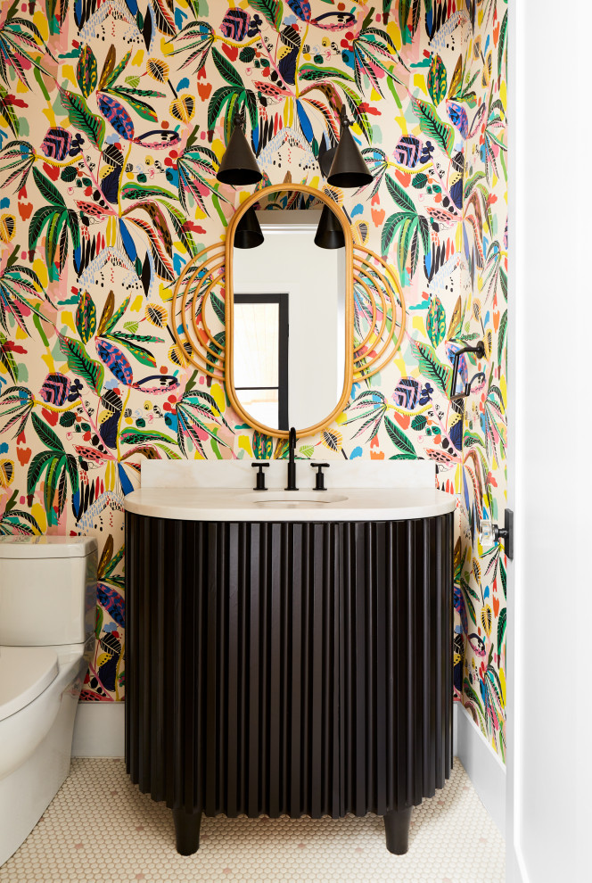 Свежая идея для дизайна: туалет в стиле неоклассика (современная классика) с черными фасадами, раздельным унитазом, разноцветными стенами, полом из мозаичной плитки, врезной раковиной, столешницей из искусственного кварца, разноцветным полом, белой столешницей, встроенной тумбой и обоями на стенах - отличное фото интерьера