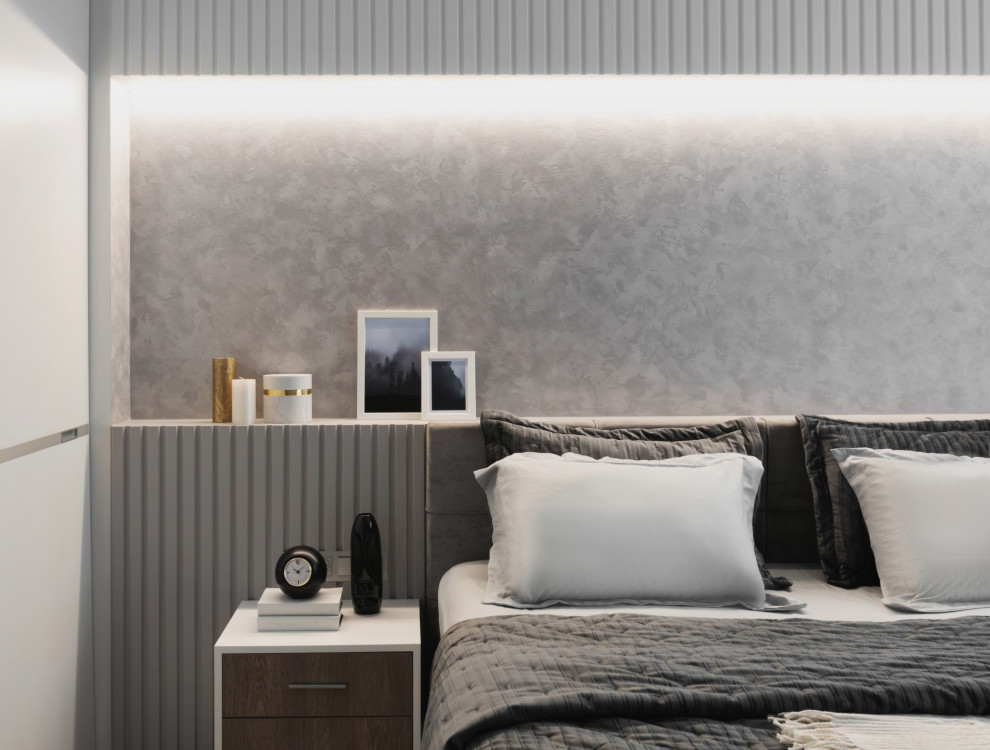 Ejemplo de dormitorio principal y gris y blanco actual de tamaño medio con paredes grises, suelo vinílico, suelo marrón y boiserie