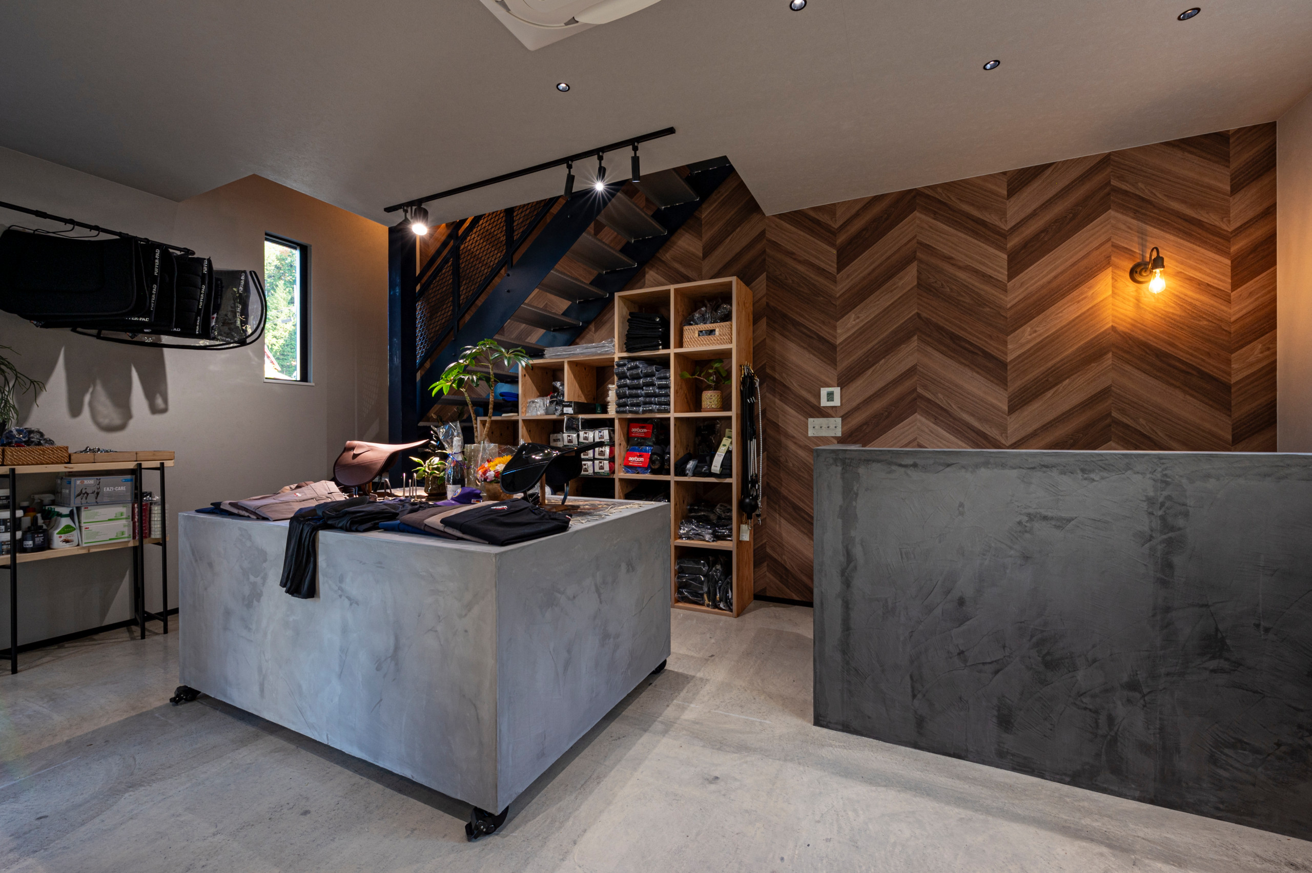 重厚感ある馬具屋