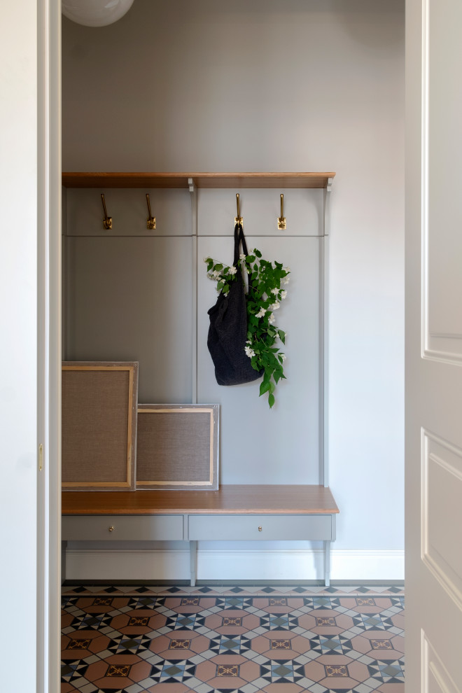 Коридор с ковром из метлахской плитки