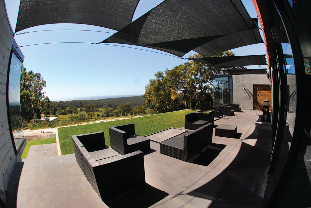 Photo of a contemporary deck in Perth.