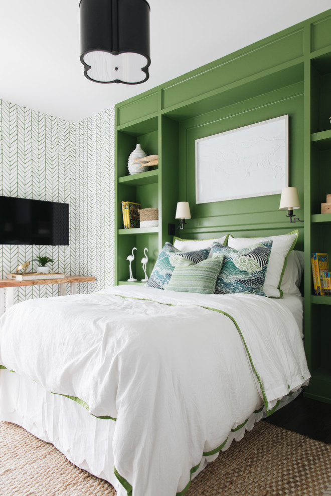 Example of a transitional home design design in Chicago