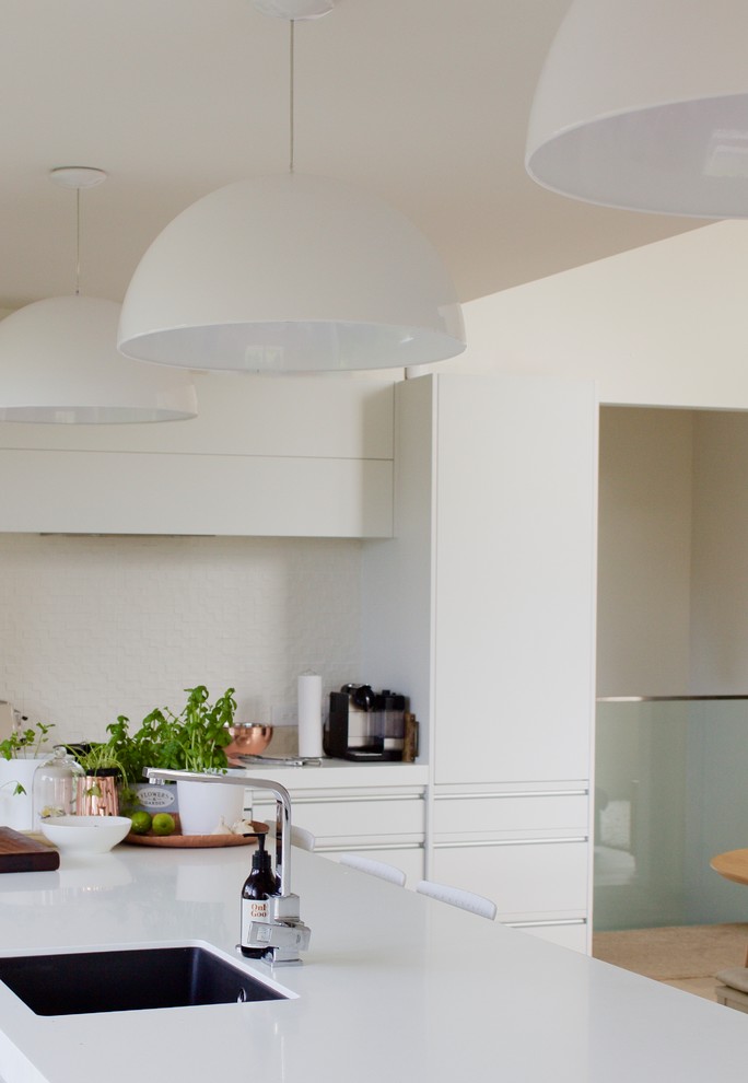 Inspiration for a modern kitchen in Auckland.