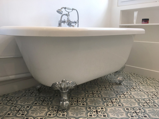 Transformation et r&eacute;novation compl&egrave;te mid-century-badezimmer