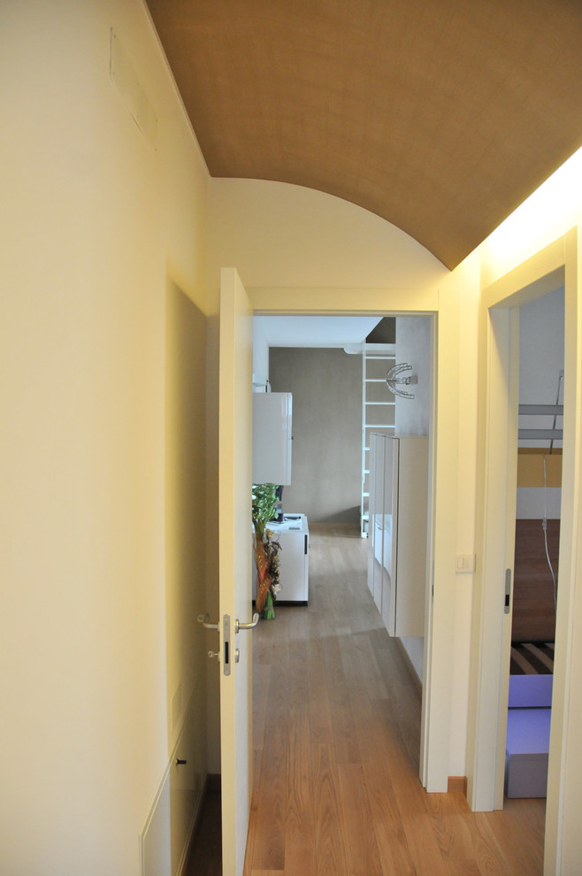 This is an example of a contemporary hallway in Venice.