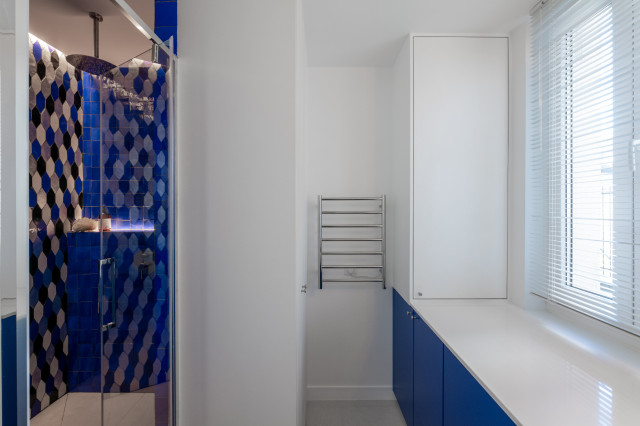 Bleu parisien modern-badezimmer