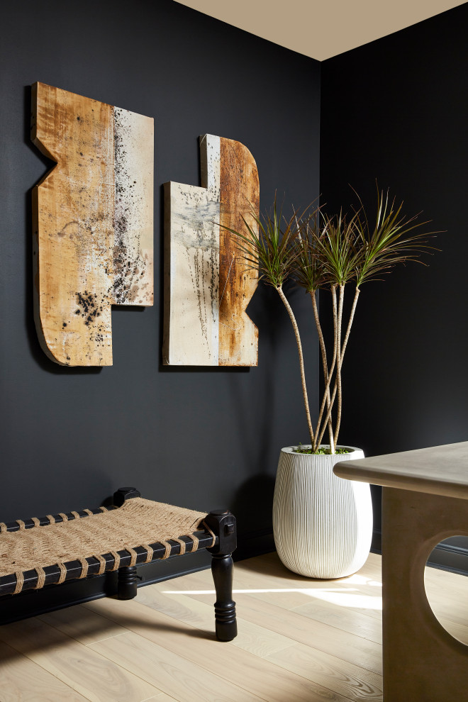 Exempel på ett mellanstort modernt hemmastudio, med svarta väggar, ljust trägolv, ett fristående skrivbord och beiget golv