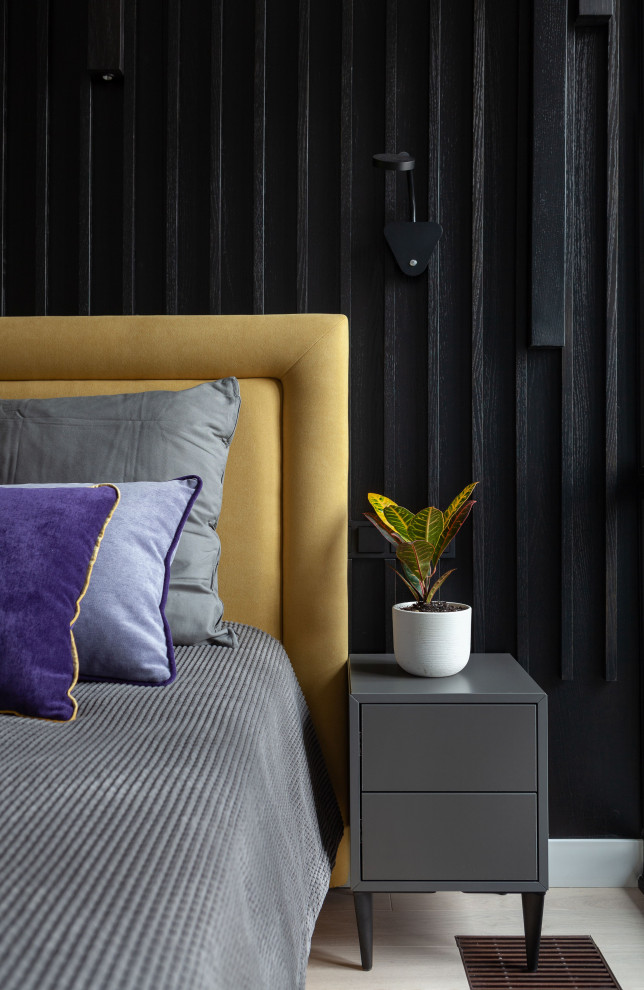 Diseño de habitación de invitados contemporánea grande con paredes negras, suelo de madera en tonos medios, suelo gris y panelado