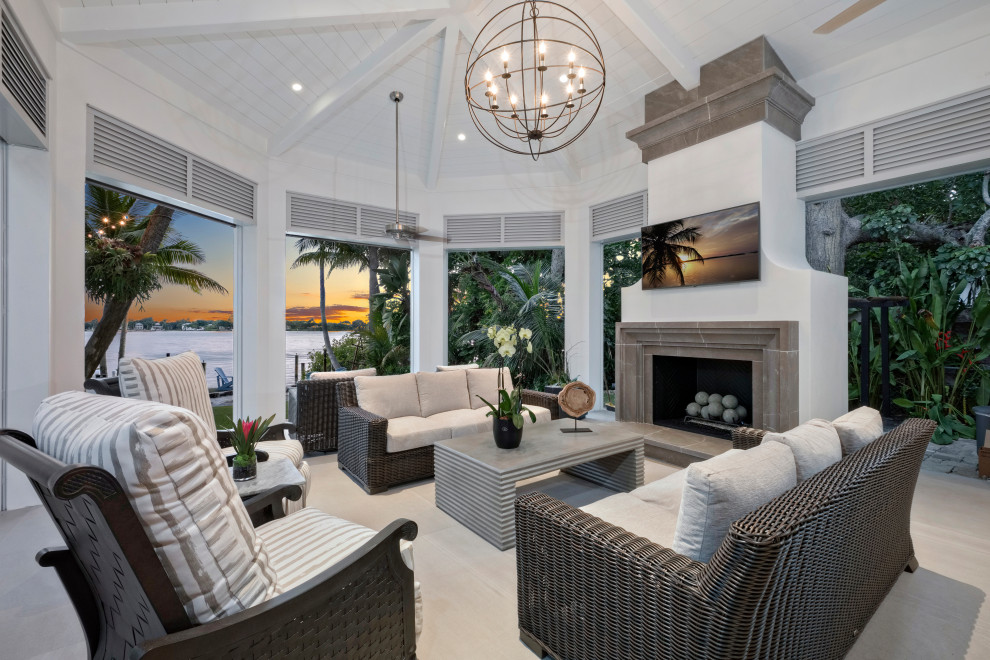 Transitional home design photo in Miami