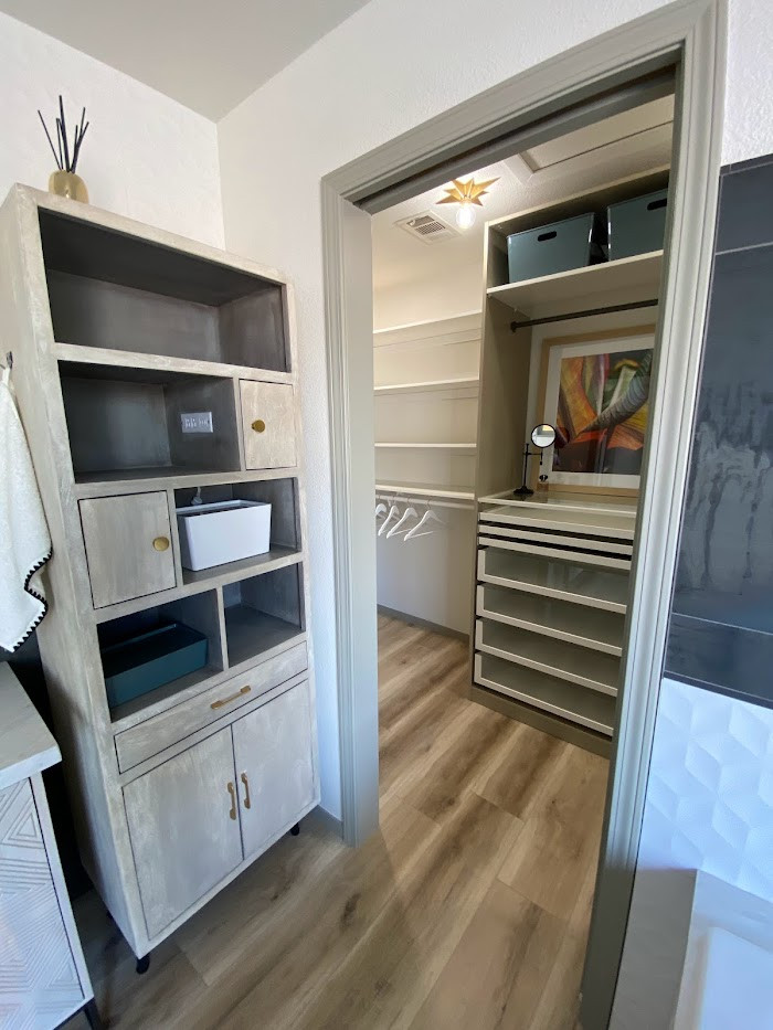 Inspiration pour une grande armoire encastrée minimaliste avec un placard à porte vitrée, des portes de placard blanches, un sol en vinyl et un sol beige.