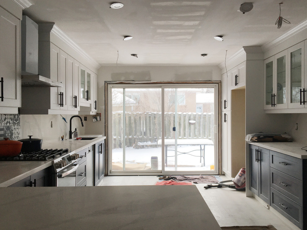 Kitchen - transitional kitchen idea in Toronto