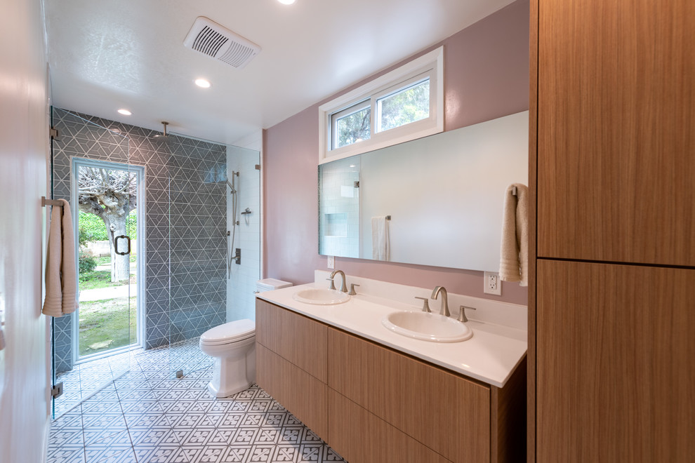 Mid-sized transitional bathroom in Los Angeles.
