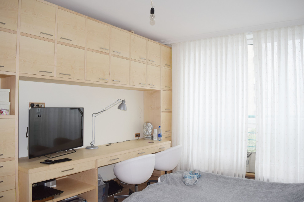 Стильный дизайн: хозяйская спальня среднего размера, в белых тонах с отделкой деревом в стиле фьюжн с белыми стенами, паркетным полом среднего тона, бежевым полом, многоуровневым потолком, панелями на стенах и телевизором - последний тренд
