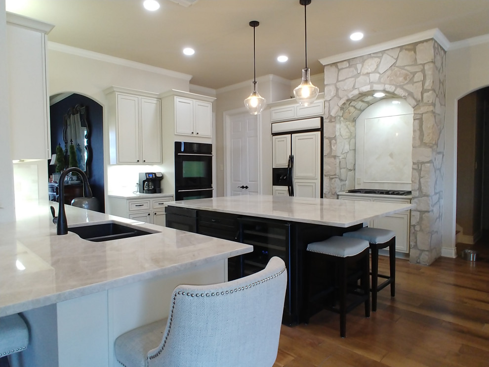 Transitional kitchen photo in Austin