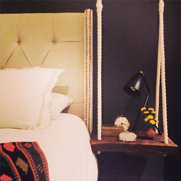Uriges Schlafzimmer mit schwarzer Wandfarbe in Seattle