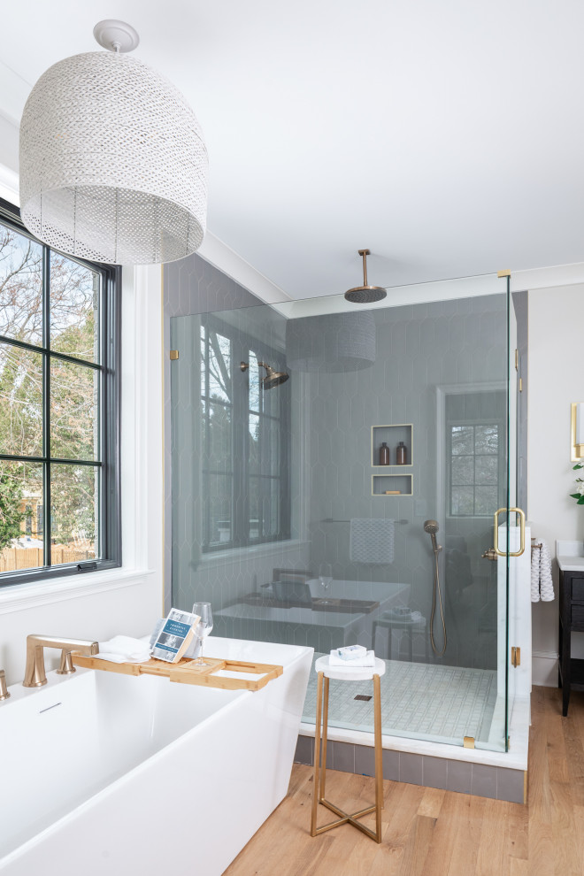 Idéer för ett klassiskt vit en-suite badrum, med bruna skåp, ett fristående badkar, en hörndusch, ljust trägolv, marmorbänkskiva och dusch med gångjärnsdörr