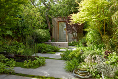 London Garden Tour: Year-Round Greenery in a Beautiful Courtyard