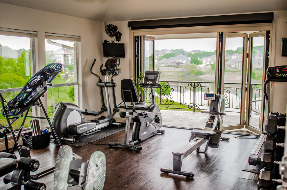 This is an example of a traditional home gym in Dallas.