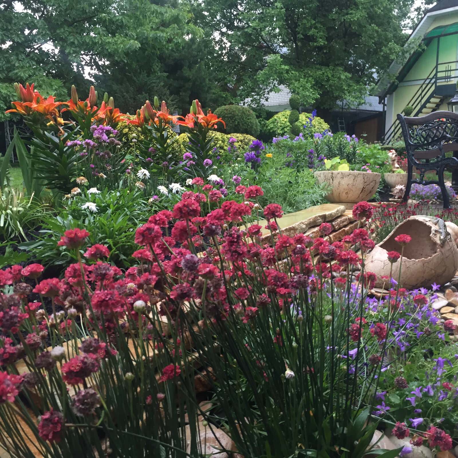 Живописный цветник