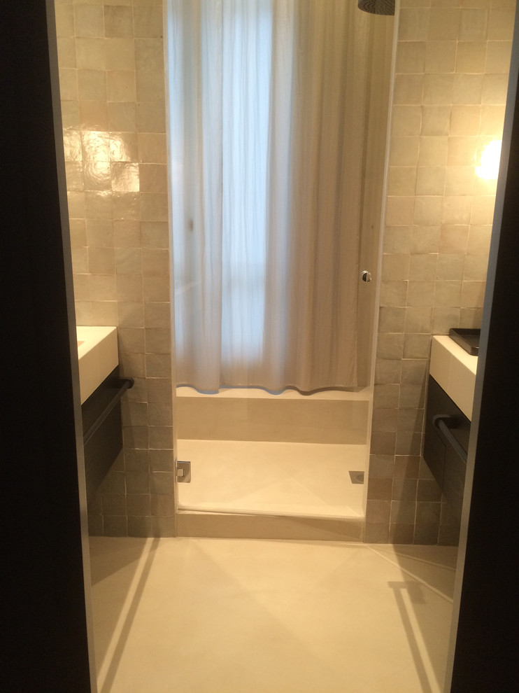 Idée de décoration pour une salle de bain principale design avec une douche à l'italienne, un mur beige, sol en béton ciré et un lavabo intégré.