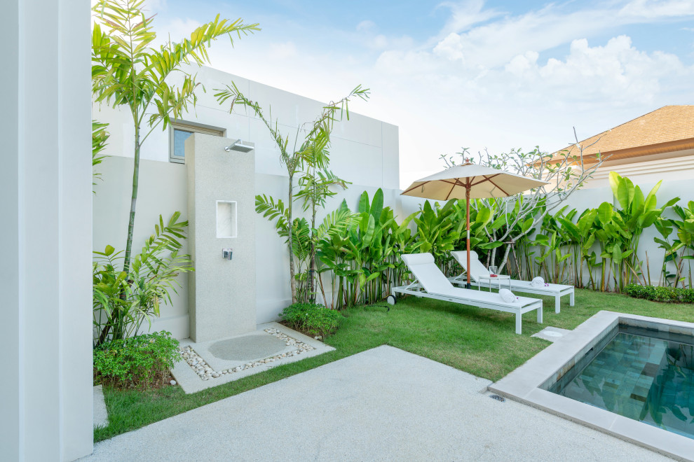 Mittelgroßer Moderner Patio hinter dem Haus mit Gartendusche in Miami