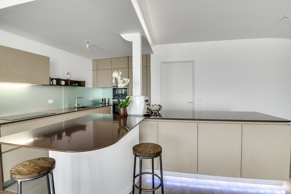 Inspiration for a mid-sized modern l-shaped eat-in kitchen in Paris with an undermount sink, beige cabinets, panelled appliances, ceramic floors and with island.