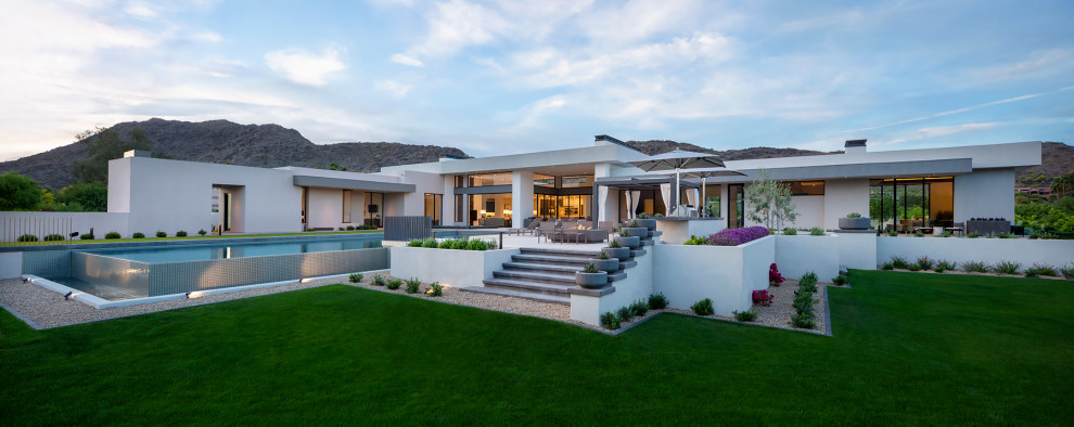 Geräumiges, Einstöckiges Modernes Einfamilienhaus mit Steinfassade, weißer Fassadenfarbe, Flachdach und weißem Dach in Phoenix