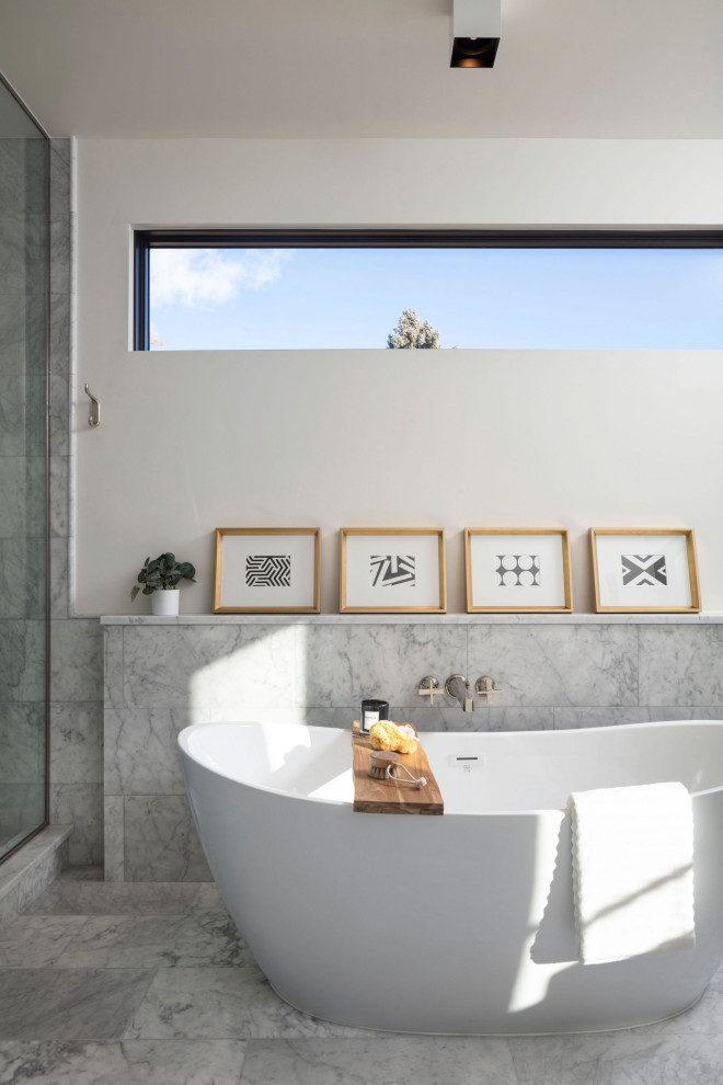 На фото: большая главная ванная комната в стиле неоклассика (современная классика) с фасадами в стиле шейкер, фасадами цвета дерева среднего тона, отдельно стоящей ванной, двойным душем, унитазом-моноблоком, плиткой мозаикой, белыми стенами, мраморным полом, настольной раковиной, мраморной столешницей, белым полом, душем с распашными дверями, белой столешницей, сиденьем для душа, тумбой под две раковины и встроенной тумбой с