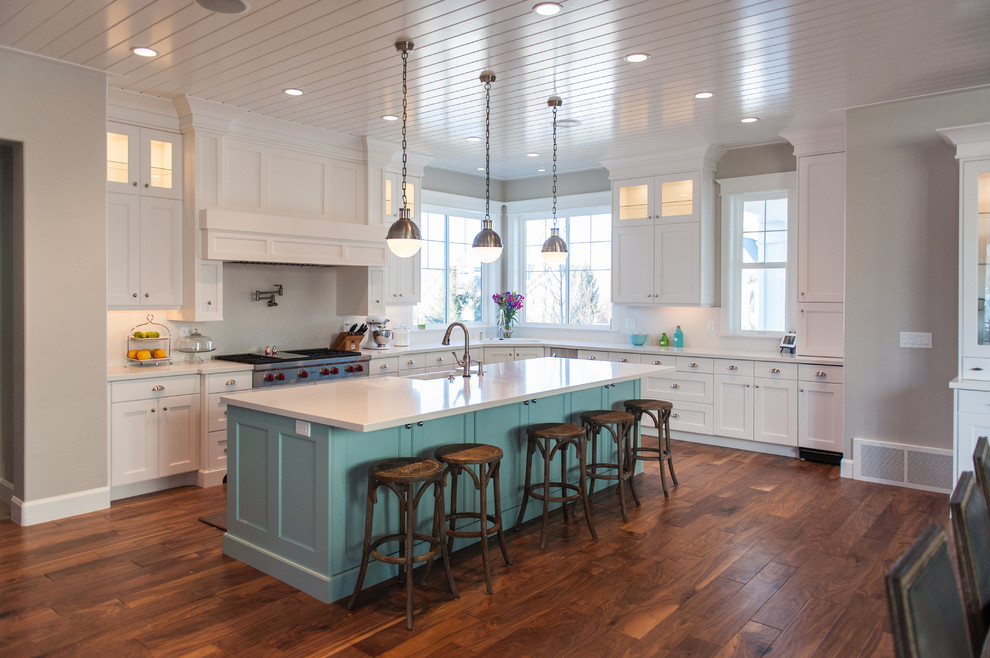 Inspiration for a large transitional u-shaped eat-in kitchen in Salt Lake City with an undermount sink, shaker cabinets, white cabinets, quartz benchtops, white splashback, stainless steel appliances, medium hardwood floors, with island and brown floor.