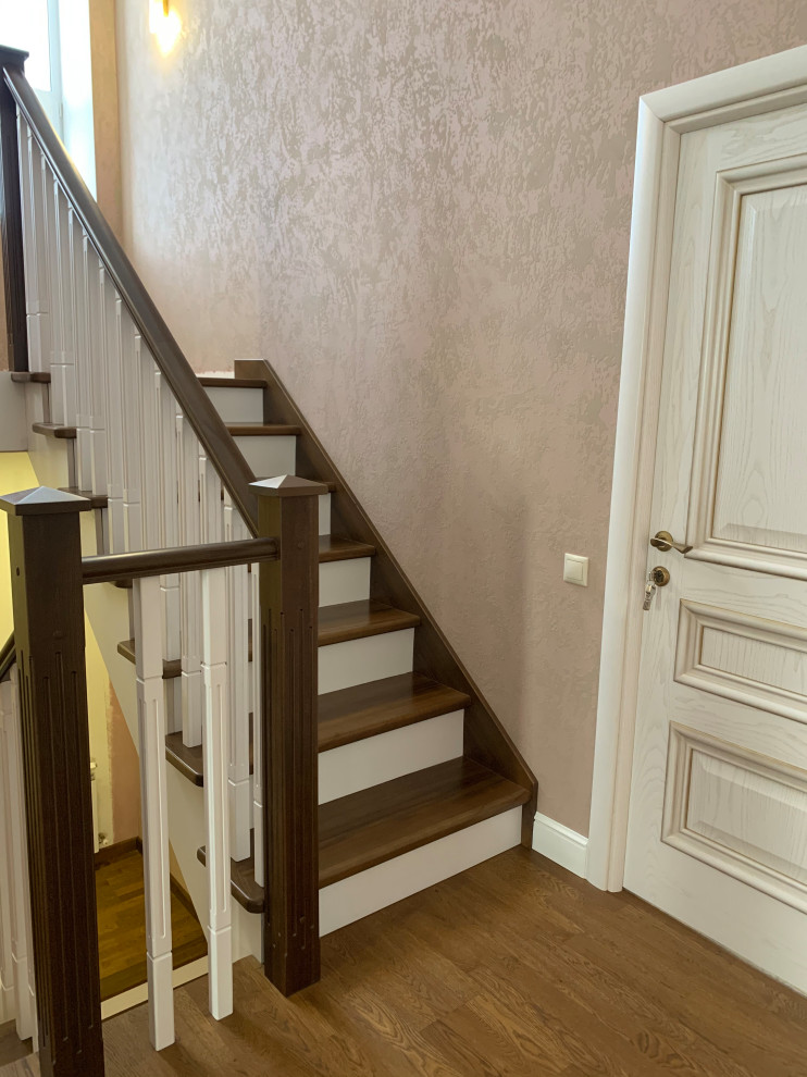 Лестничное пространство. Отделка стен декоративной штукатуркой.